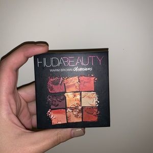 Huda Beauty eyeshadow pallet